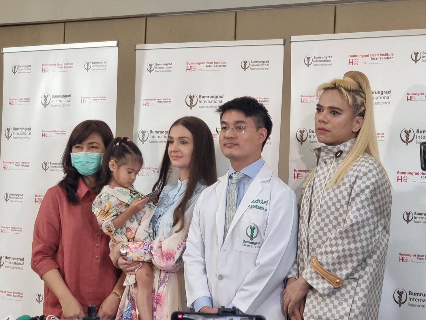 พ้นวิกฤต สื่อสารได้ ครอบครัว เอส กันตพงศ์ ตั้งโต๊ะแถลงอาการล่าสุดพร้อมทีมแพทย์ 