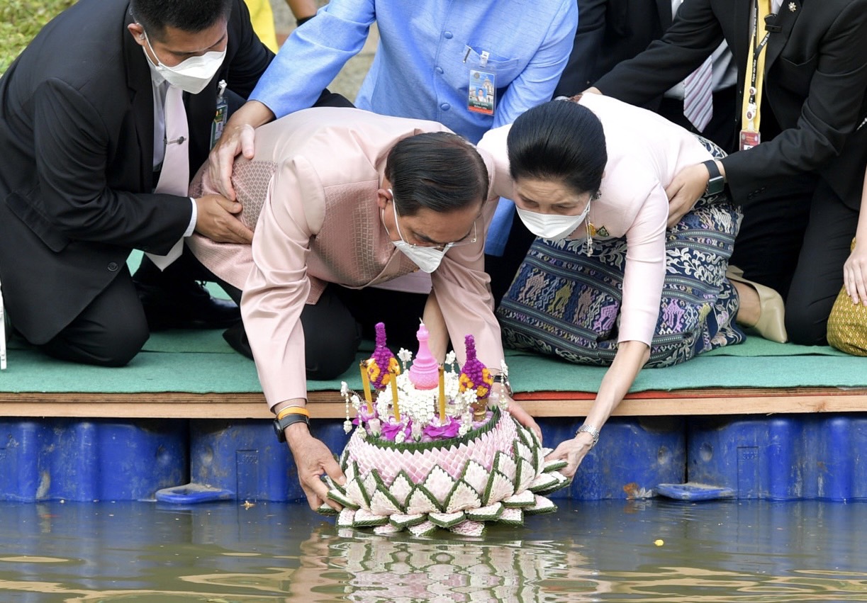 นายกฯ นำครม.ลอยกระทงวิถีใหม่ พร้อมเผยคำอธิษฐาน?