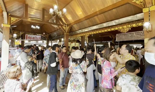 ปีใหม่คึกคัก! นทท. แน่นวัดพระธาตุดอยคำ - ดอยอินทนนท์ทะลัก 1.5 หมื่นคน 