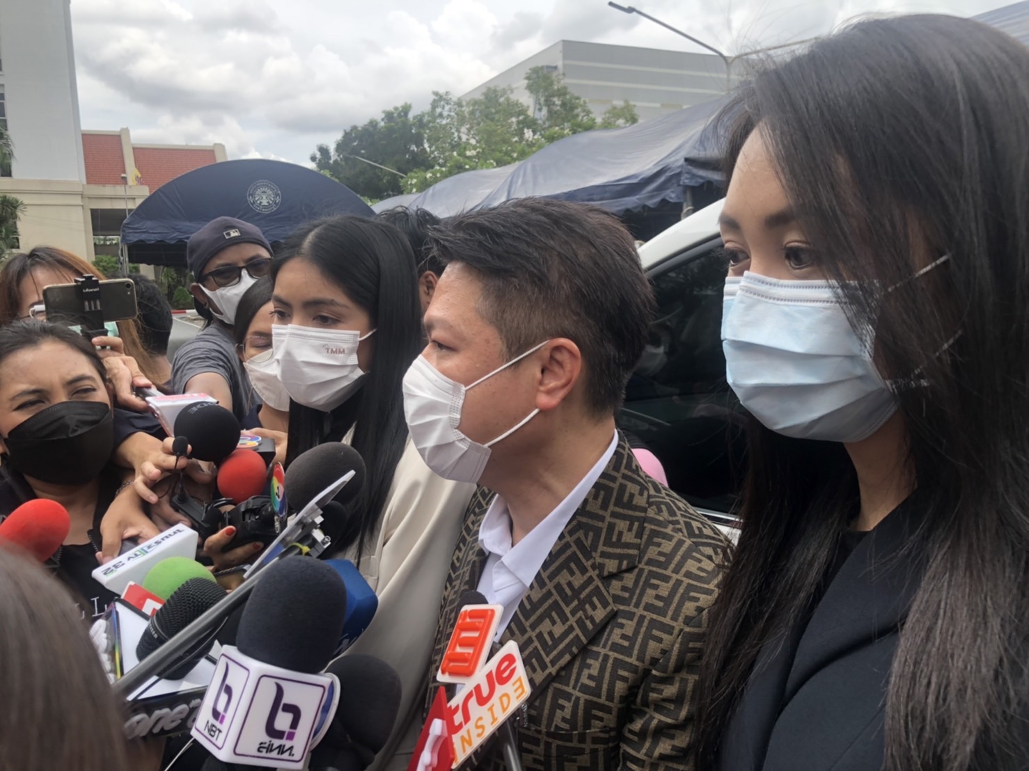 ศาลให้ประกัน 6 จำเลยคดี แตงโม ด้าน แซน-กระติก เตรียมฟาด คนกล่าวหาเป็นฆาตกรรม ศาลให้ประกัน 6 จำเลยคดี แตงโม ด้าน แซน-กระติก เตรียมฟาด คนกล่าวหาเป็นฆาตกรรม