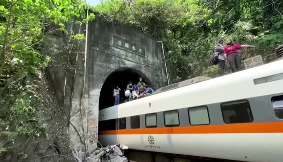 เหยื่อรถไฟตกรางที่ไต้หวันดับแล้ว 54 บาดเจ็บกว่า 150 คน