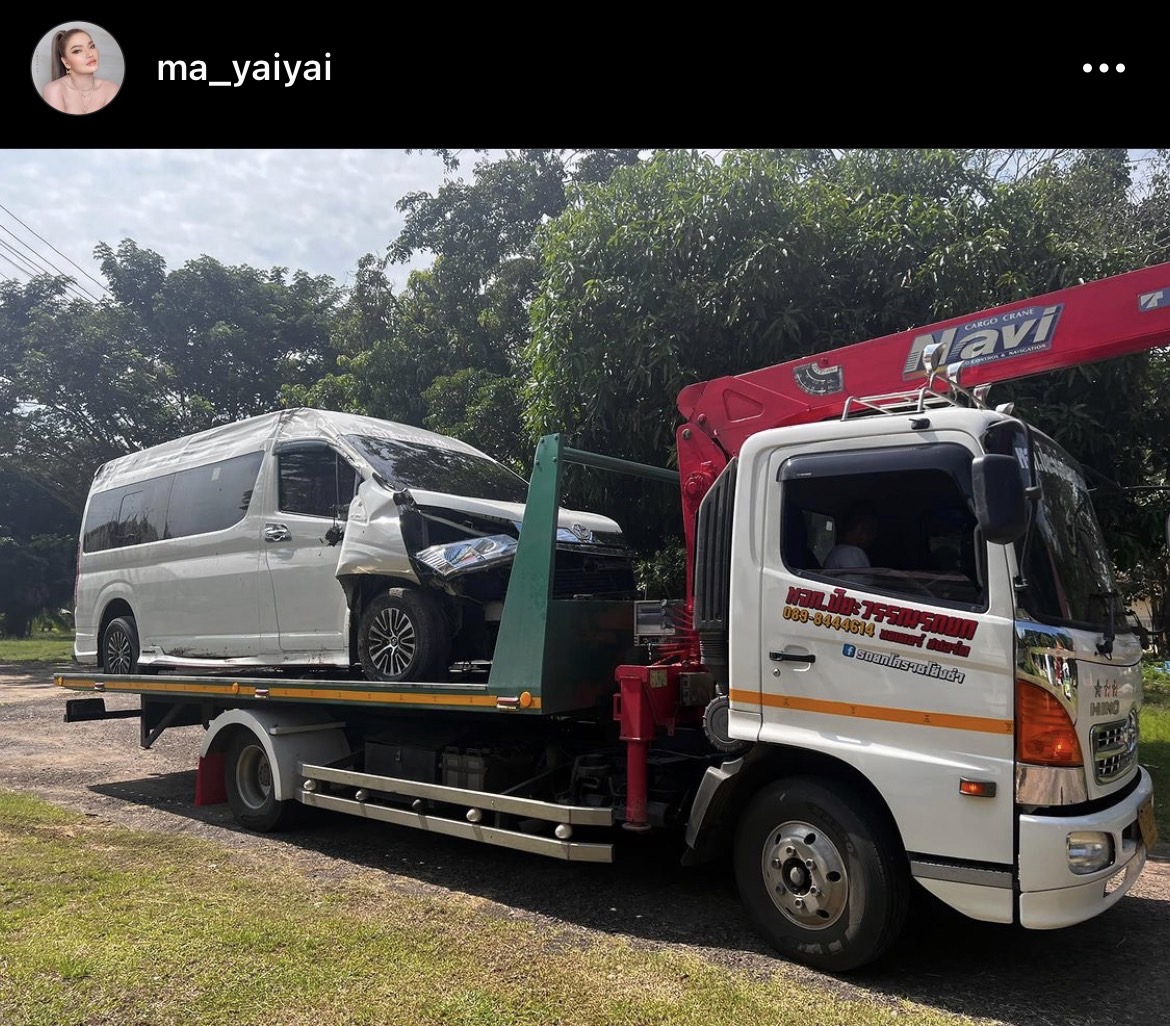 ใหม่ พัชรี ช็อก!!รถตู้เสียหลักพุ่งข้างเข้าถนน