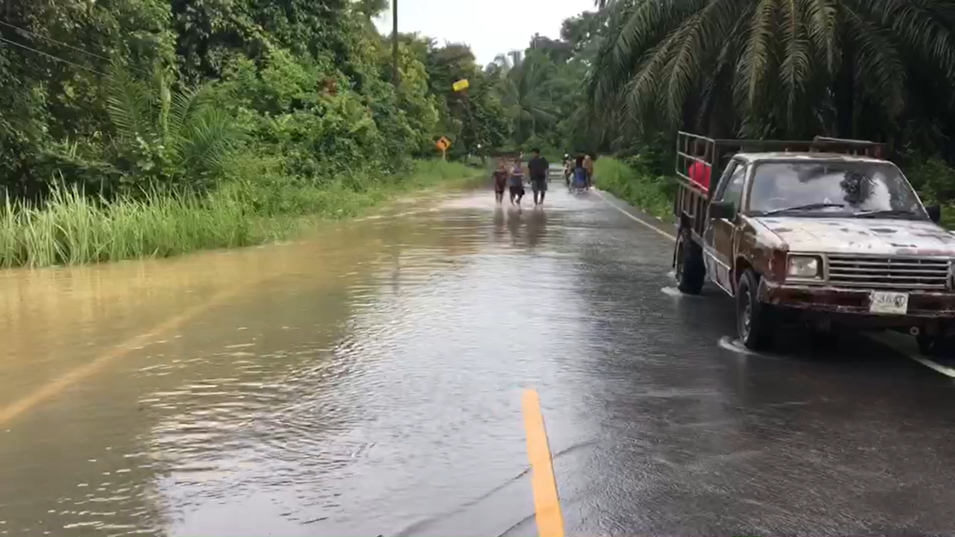 น้ำท่วมกระบี่ เตือนประชาชนขนของขึ้นที่สูง ฝนตกหนัก-น้ำหลาก 