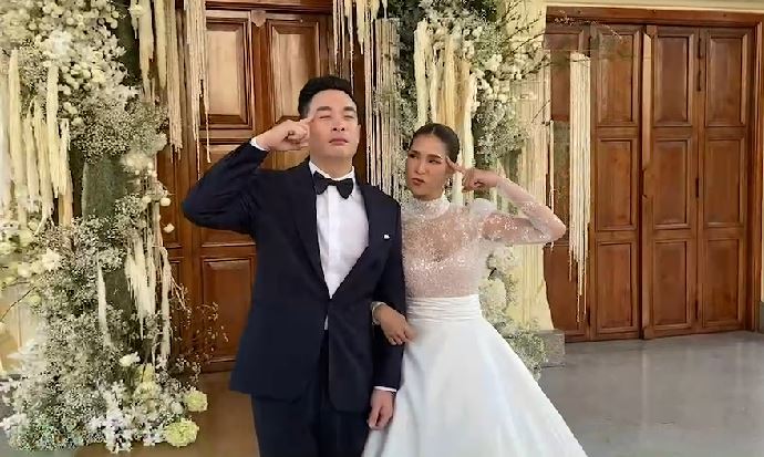 “ปาย สิตางศุ์” ควงแขนแฟนหนุ่ม “นิก ธนิก” ลั่นระฆังวิวาห์