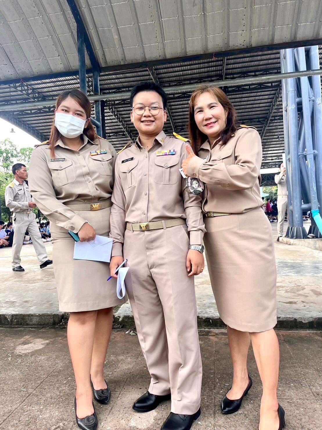 ผอ.โรงเรียนดัง อนุญาตให้ครูแต่งกายตามเพศสภาพ