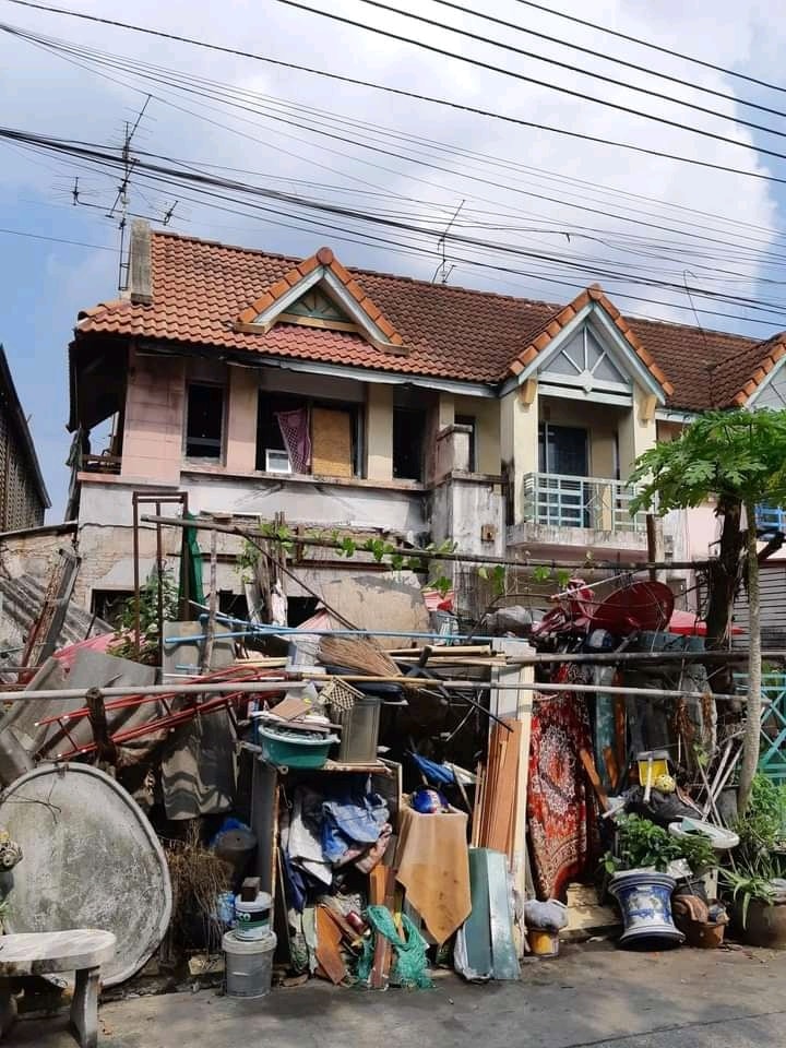 สาวร้องทุกข์ เพื่อนบ้านทิ้งขยะล้น แถมขับถ่าย-อาบน้ำ หน้าบ้าน สาวร้องทุกข์ เพื่อนบ้านทิ้งขยะล้น แถมขับถ่าย-อาบน้ำ หน้าบ้าน