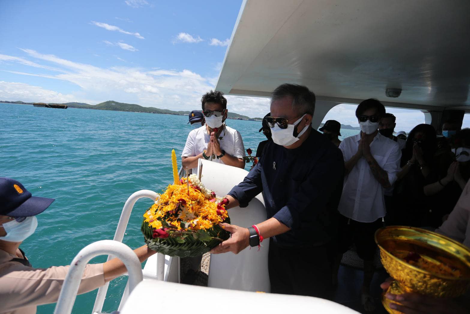 เป็ด เชิญยิ้ม นำอัฐิ พ่อแม่ ลอยอังคาร จ่อนำเงินทำบุญสร้างพระประธาน