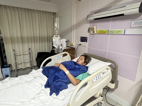 หมิว สิริลภัส ถูกหามส่งโรงพยาบาล หลังแพ้ยาหนัก (มีคลิป)