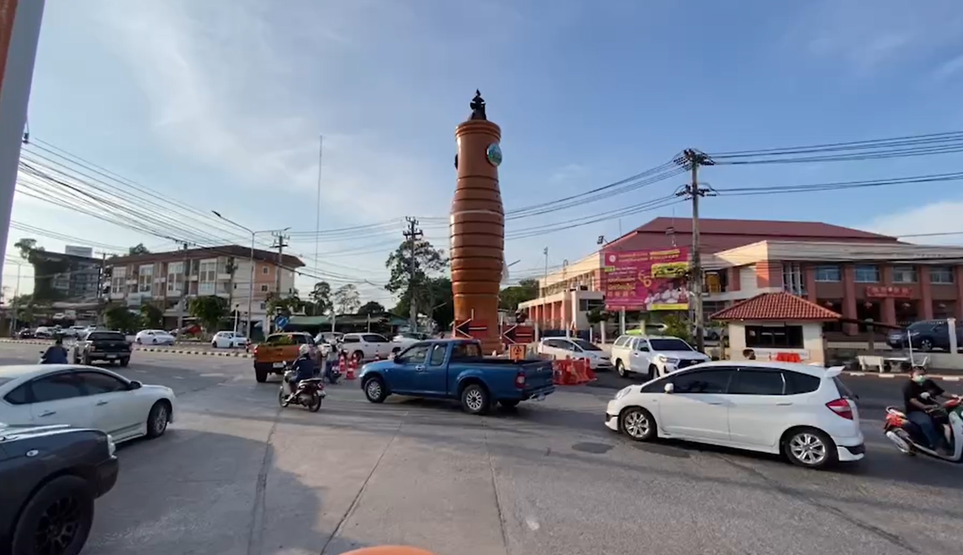 ชาวบ้านโอด! รูปปั้นปี่ยักษ์-พระอภัยมณี วงเวียนระยอง ไม่สมดุล-ทำรถติด