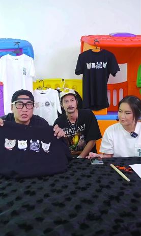 เปิ้ล - เบิร์ด ไลฟ์ขายเสื้อ Mo meaw พร้อมทำเสื้อรุ่นลิมิเต็ด 2 ตัว เพื่อแตงโม  