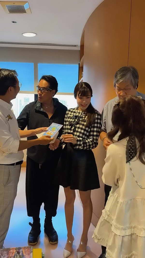 เตย เมษินี ควง โจอี้บอย แจกการ์ดเชิญ เบิร์ด ธงไชย ซุปตาร์ในดวงใจร่วมงานแต่ง เตย เมษินี ควง โจอี้บอย แจกการ์ดเชิญ เบิร์ด ธงไชย ซุปตาร์ในดวงใจร่วมงานแต่ง