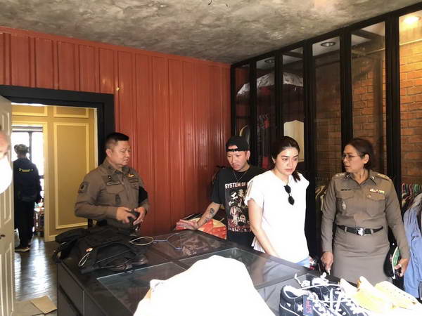 แจง ภรรยา แจ๊ส ชวนชื่น โพสต์ข้อความแรก หลังตร.รวบตัว บู๊ คู่กรณีได้แล้ว แจง ภรรยา แจ๊ส ชวนชื่น โพสต์ข้อความแรก หลังตร.รวบตัว บู๊ คู่กรณีได้แล้ว