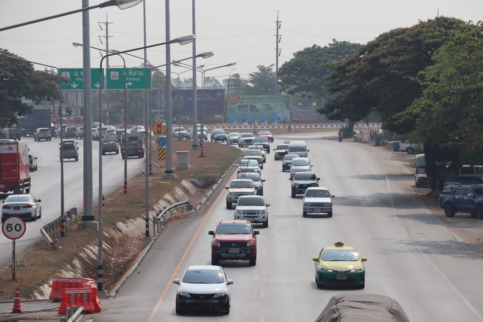 เปิดภาพจราจรล่าสุด ถนนมิตรภาพ โคราช รถมาก ปชช.กลับกรุงต่อเนื่อง
