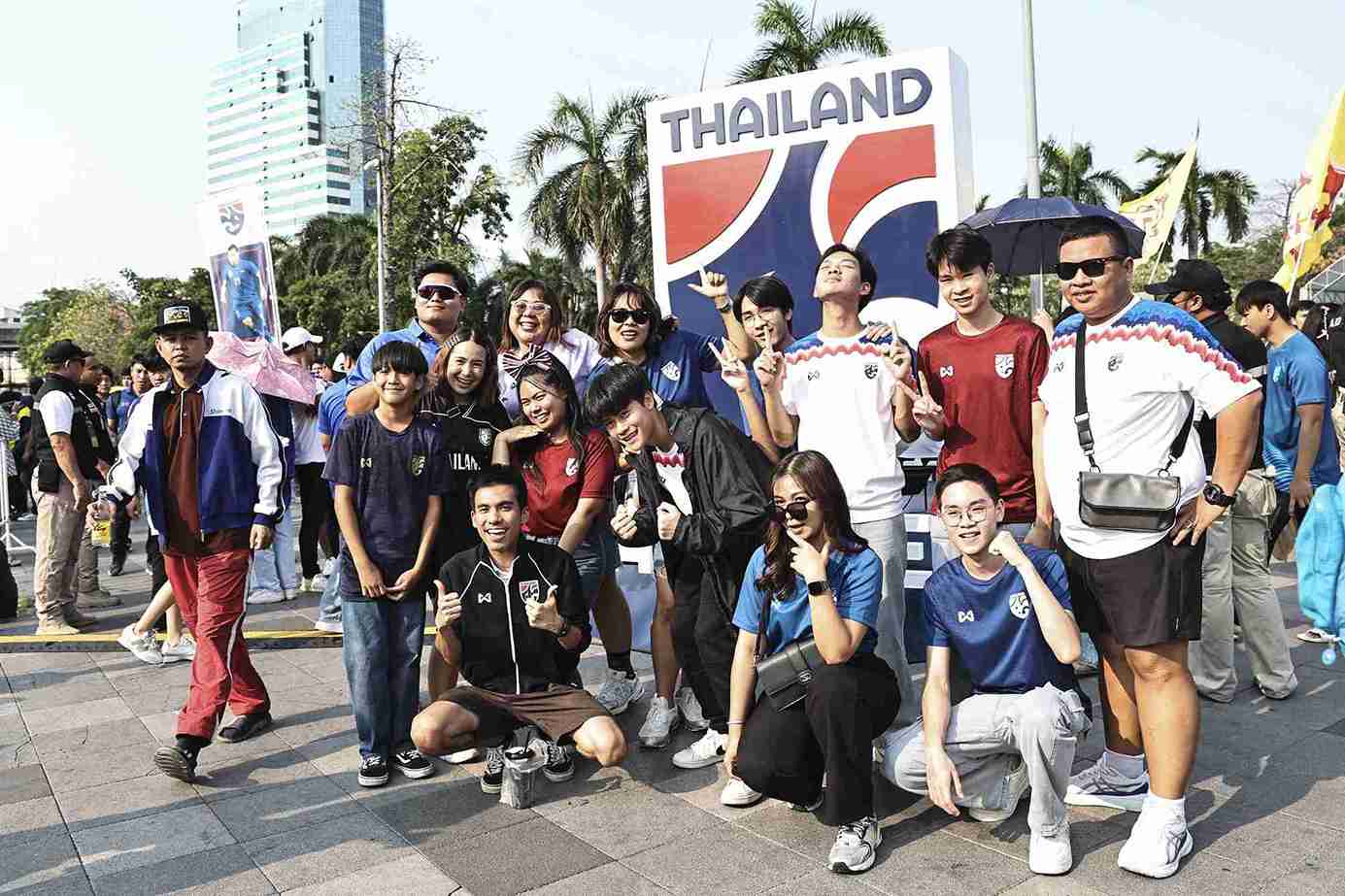แฟนบอลคึกคัก! แน่นสนามราชมังฯ รอเชียร์ ช้างศึก ดวล เกาหลีใต้