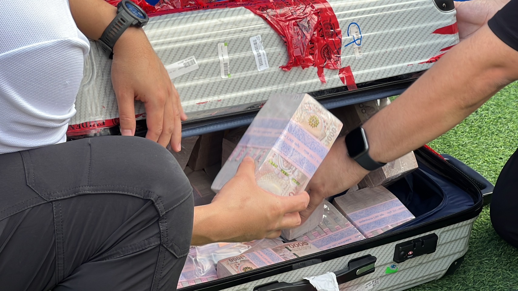 รวบอดีตนางเอก แยม ธมลพรรณ์ เครือข่ายเว็บพนัน ยึดทรัพย์ 700 ล้าน รวบอดีตนางเอก แยม ธมลพรรณ์ เครือข่ายเว็บพนัน ยึดทรัพย์ 700 ล้าน