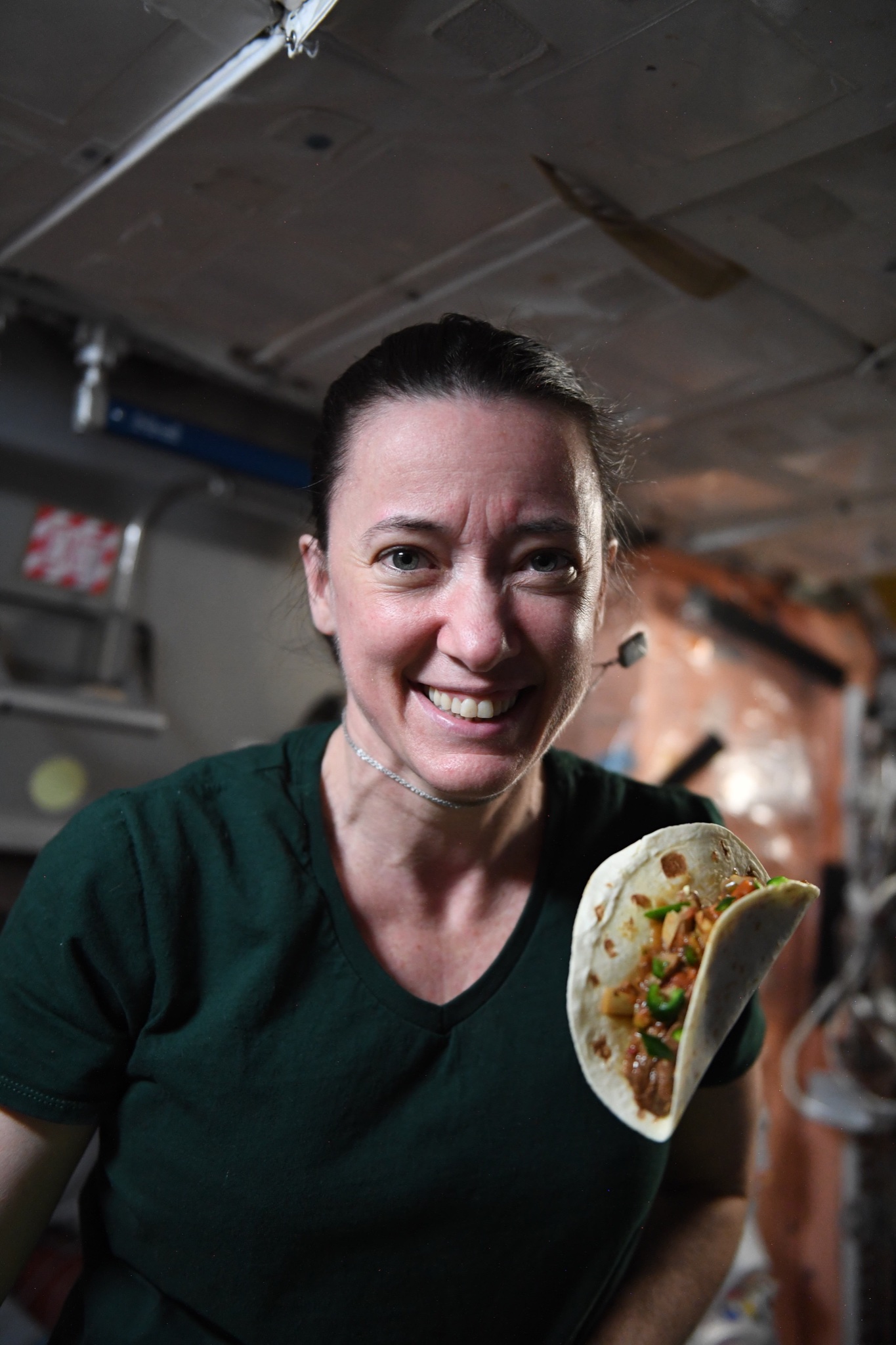 นักบินอวกาศจัดปาร์ตี้TACO ด้วยพริกที่ปลูกเองบนสถานีอวกาศ