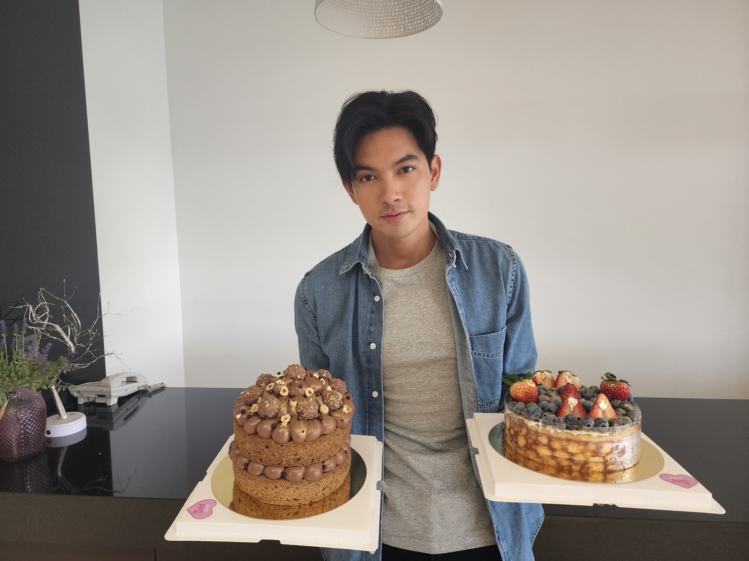 เข้ม หัสวีร์ปลื้มหนัก! ติ๊ก-อั้ม ยกเค้กเซอร์ไพรส์วันเกิดกลางกองละคร เข้ม หัสวีร์ปลื้มหนัก! ติ๊ก-อั้ม ยกเค้กเซอร์ไพรส์วันเกิดกลางกองละคร