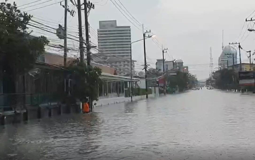 ฝนถล่มพัทยาอย่างหนัก รถดับกลางน้ำหลายคัน! ฝนถล่มพัทยาอย่างหนัก รถดับกลางน้ำหลายคัน!