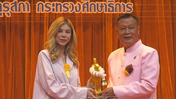 “โก้ ธีรศักดิ์ - บดินทร์ ดุ๊ก” คว้ารางวัลสยามอัครดุษฏี    (มีคลิป)