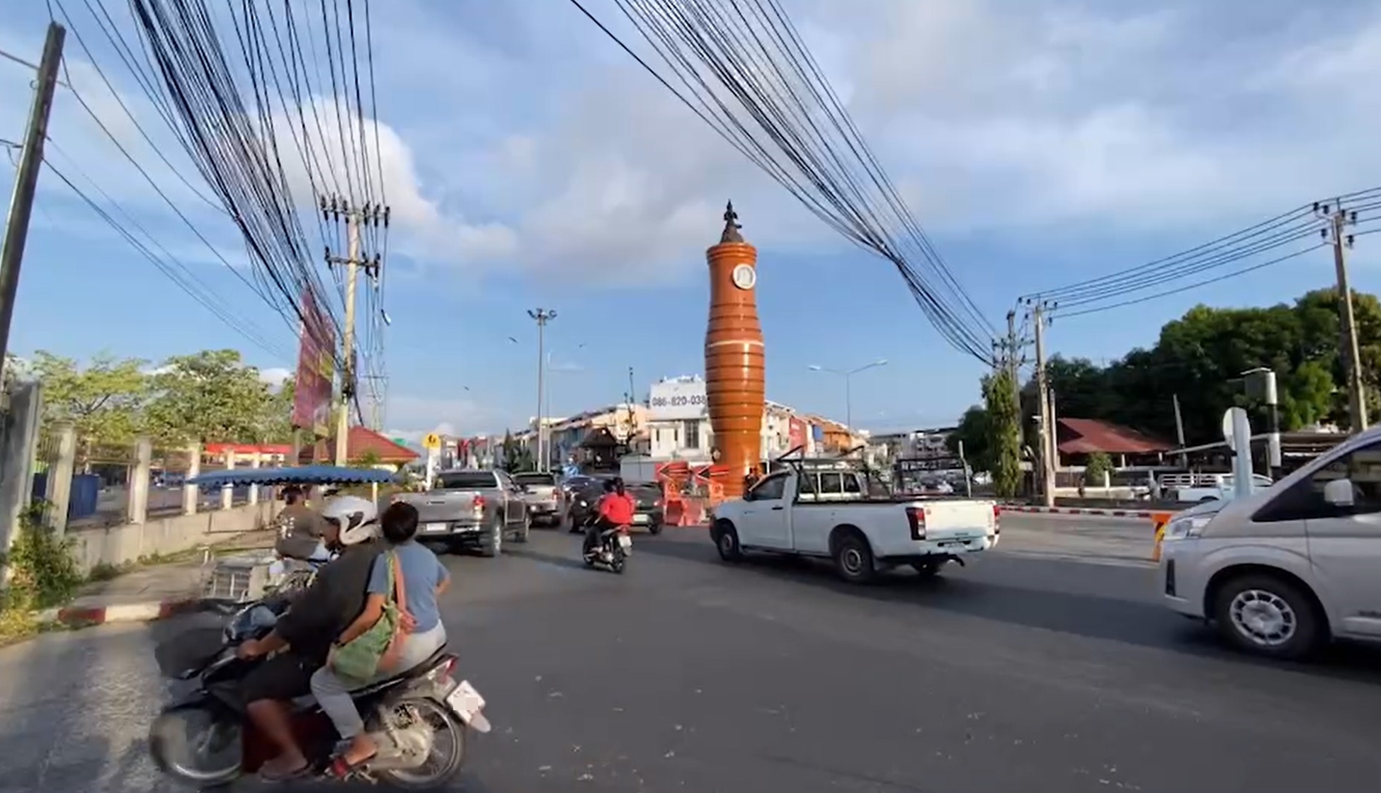 ชาวบ้านโอด! รูปปั้นปี่ยักษ์-พระอภัยมณี วงเวียนระยอง ไม่สมดุล-ทำรถติด