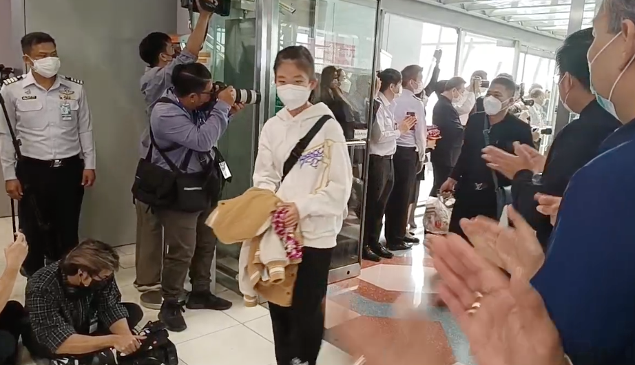 นักท่องเที่ยวจีนกลุ่มแรกเดินทางถึงไทยแล้ว อนุทินปลื้มรอต้อนรับด้วยตัวเอง นักท่องเที่ยวจีนกลุ่มแรกเดินทางถึงไทยแล้ว อนุทินปลื้มรอต้อนรับด้วยตัวเอง