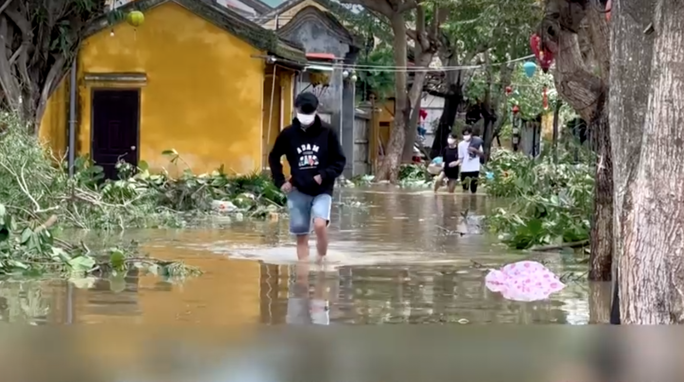 เปิดภาพ ‘ฮอยอัน’ เจอพายุโนรูถล่มหนัก เมืองมรดกโลกจมบาดาล