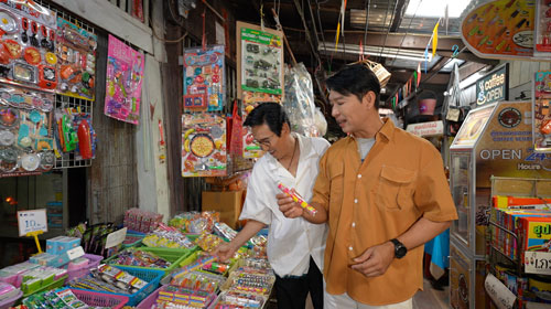 “หนุ่มแท่ง อารามทัวร์” พากราบ “หลวงพ่อโต” พระพุทธรูปคู่เมืองชาวบางพลี “หนุ่มแท่ง อารามทัวร์” พากราบ “หลวงพ่อโต” พระพุทธรูปคู่เมืองชาวบางพลี