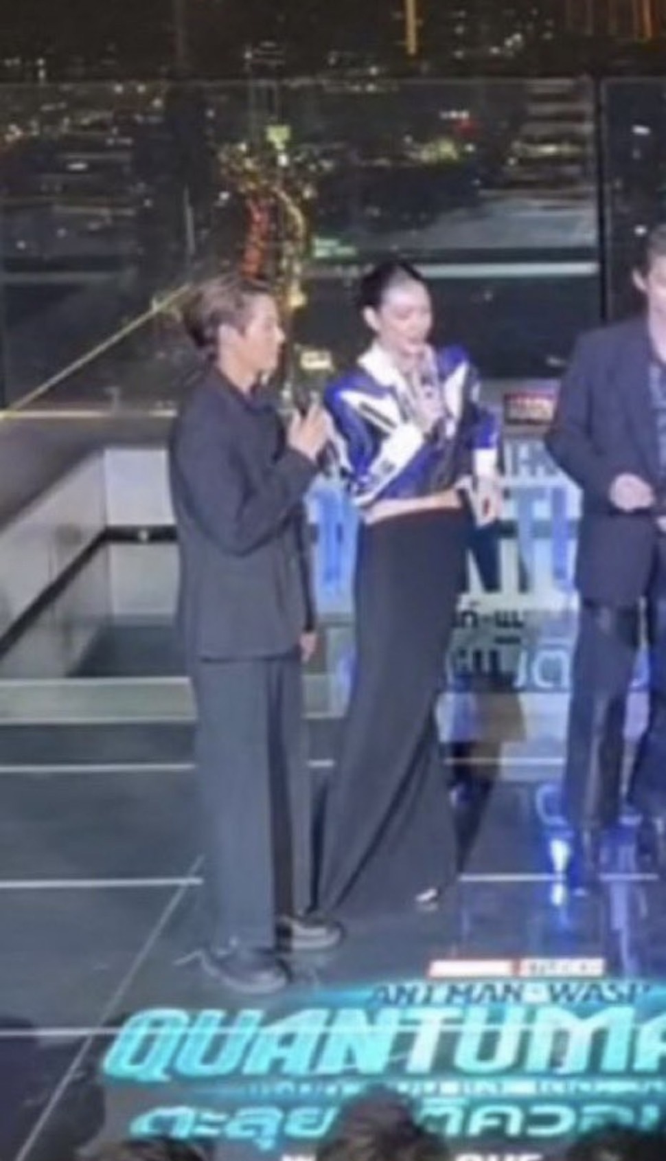 แฟนคลับแห่แซว ใหม่ ดาวิกา โดนอีกแล้ว!! ถูกน้อง บิวกิ้น เหยียบชายกระโปรง แฟนคลับแห่แซว ใหม่ ดาวิกา โดนอีกแล้ว!! ถูกน้อง บิวกิ้น เหยียบชายกระโปรง