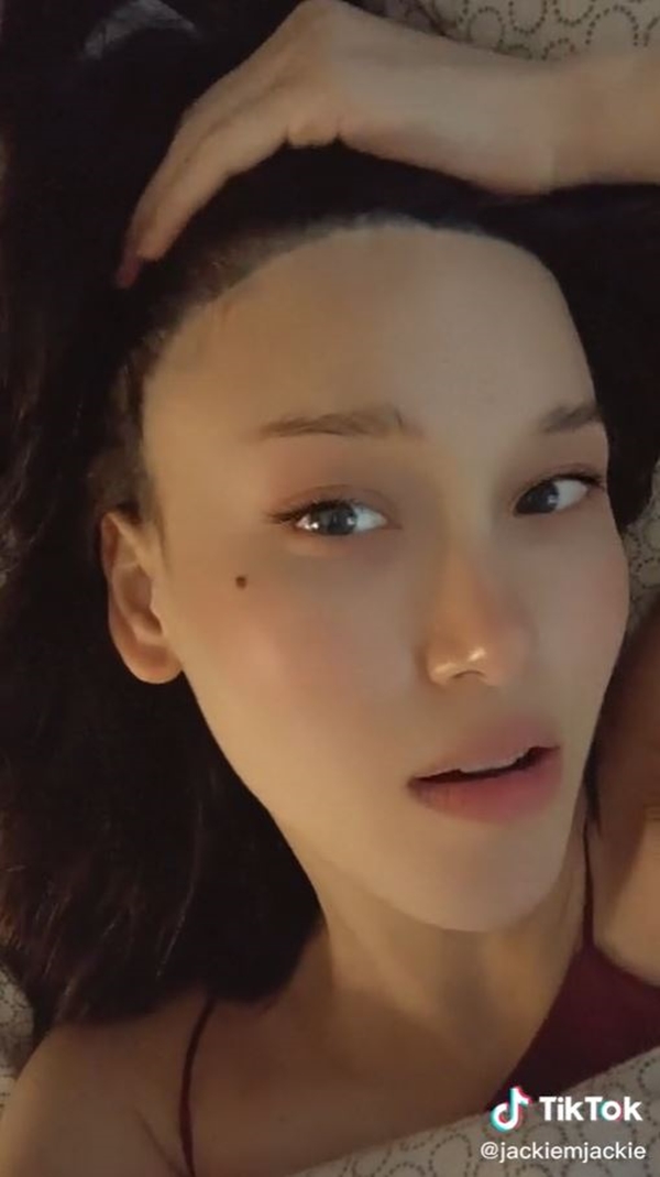 แจ็คกี้  ชาเคอลีน ดึงผมโชว์ หลังเจอถาม ใส่วิกหรือเปล่า??