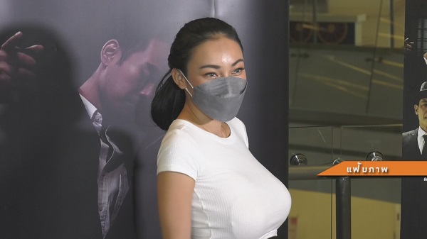 “เอ็มมี่ แม็กซิม”  ยืนยันคลิปรุ่นน้องตบหน้าการ์ด เป็นการป้องกันตัว    (มีคลิป) 