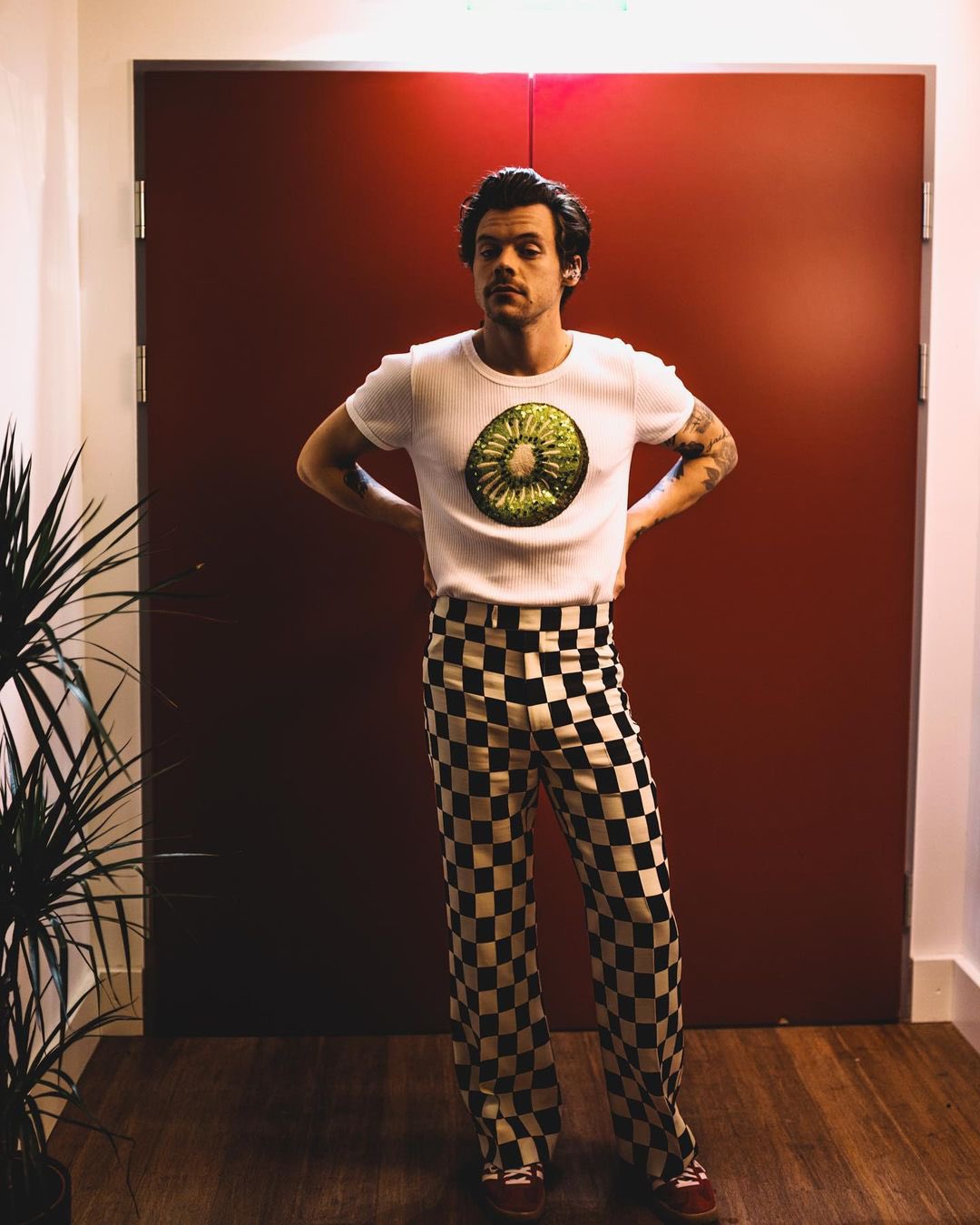 Harry Styles เดินทางถึงประเทศไทยแล้ว แฟนๆ เซอร์ไพรส์เจอยืนซื้อน้ำมะพร้าว