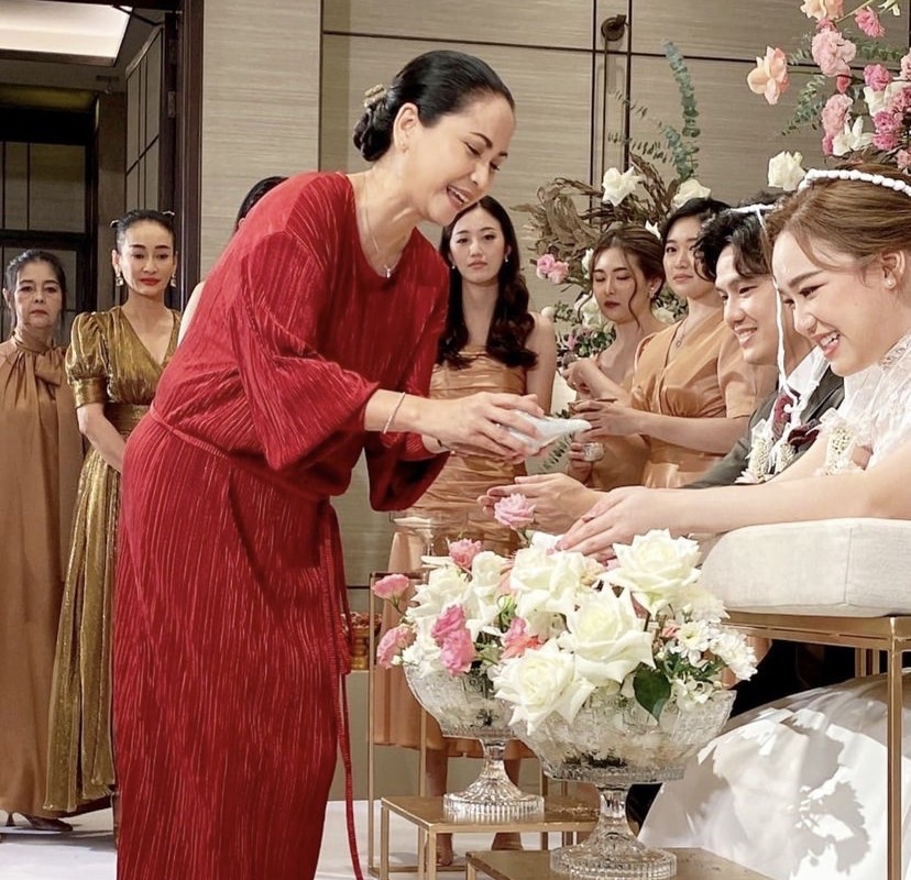 ดี้ ปัทมา -เอ๋ กษมา สุดปลื้ม หมอพลอย ลูกสาว จูงมือแฟนหนุ่มเข้าพิธีแต่งงานแล้ว