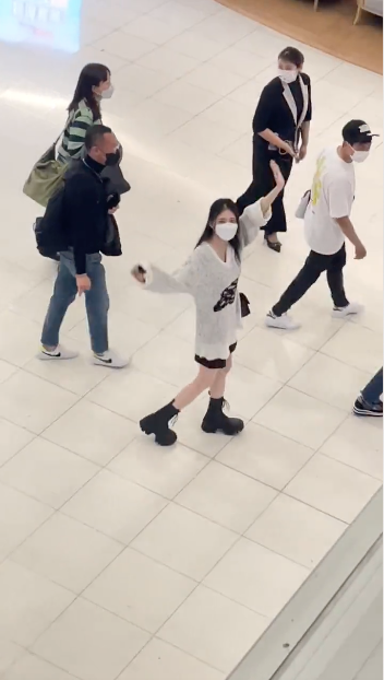ถึงไทยแล้ว!! 'ฮันโซฮี’ นางเอกเกาหลี ขาวใสออร่าสะกดทั้งสนามบิน