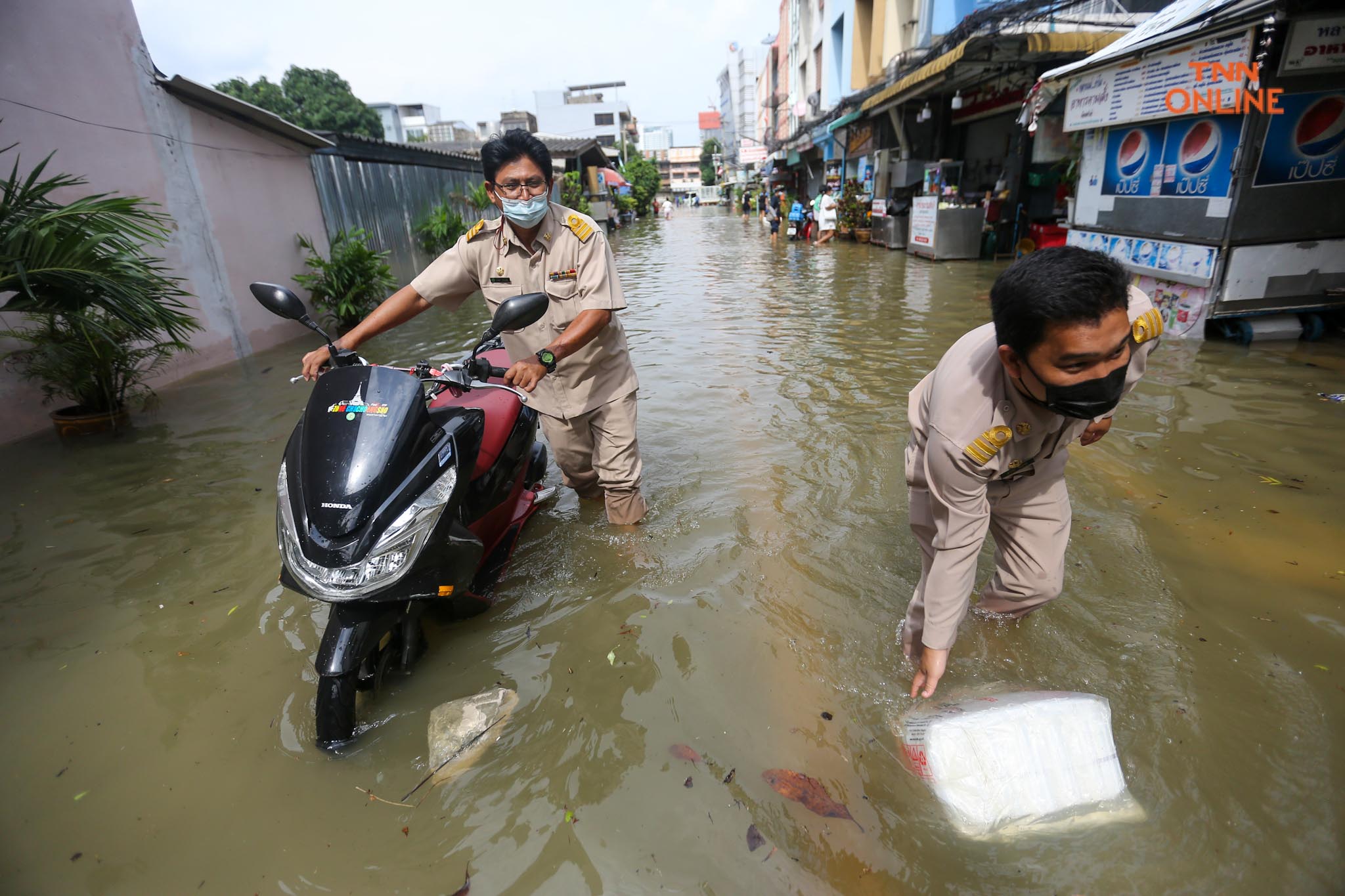 ประมวลภาพ พนังกั้นน้ำใต้สะพานซังฮี้แตกน้ำล้นท่วมผิวจราจร 