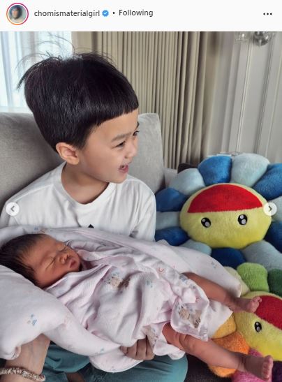 น่ารักมาก! 2 พี่ชาย สายฟ้า-พายุ กับโมเมนต์สุดอบอุ่น อุ้มน้องสาว แอบิเกล