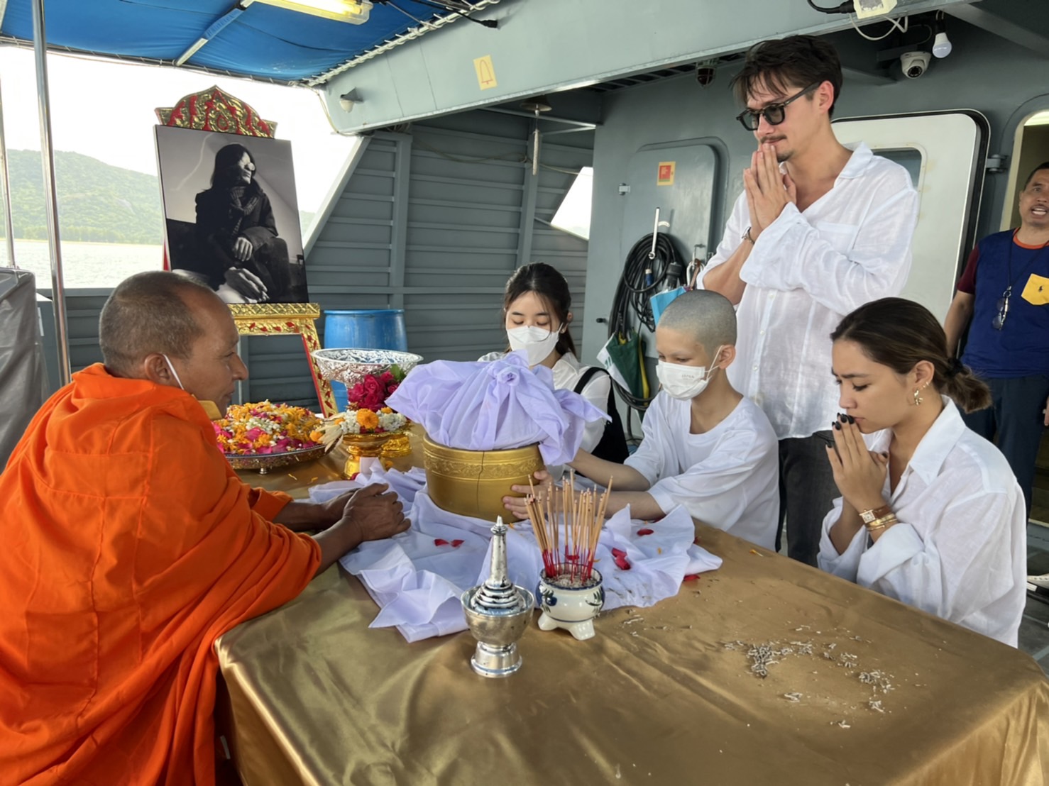 เหล่าคนบันเทิง ร่วมพิธีลอยอังคาร หม่อมหลวงพันธุ์เทวนพ เทวกุล