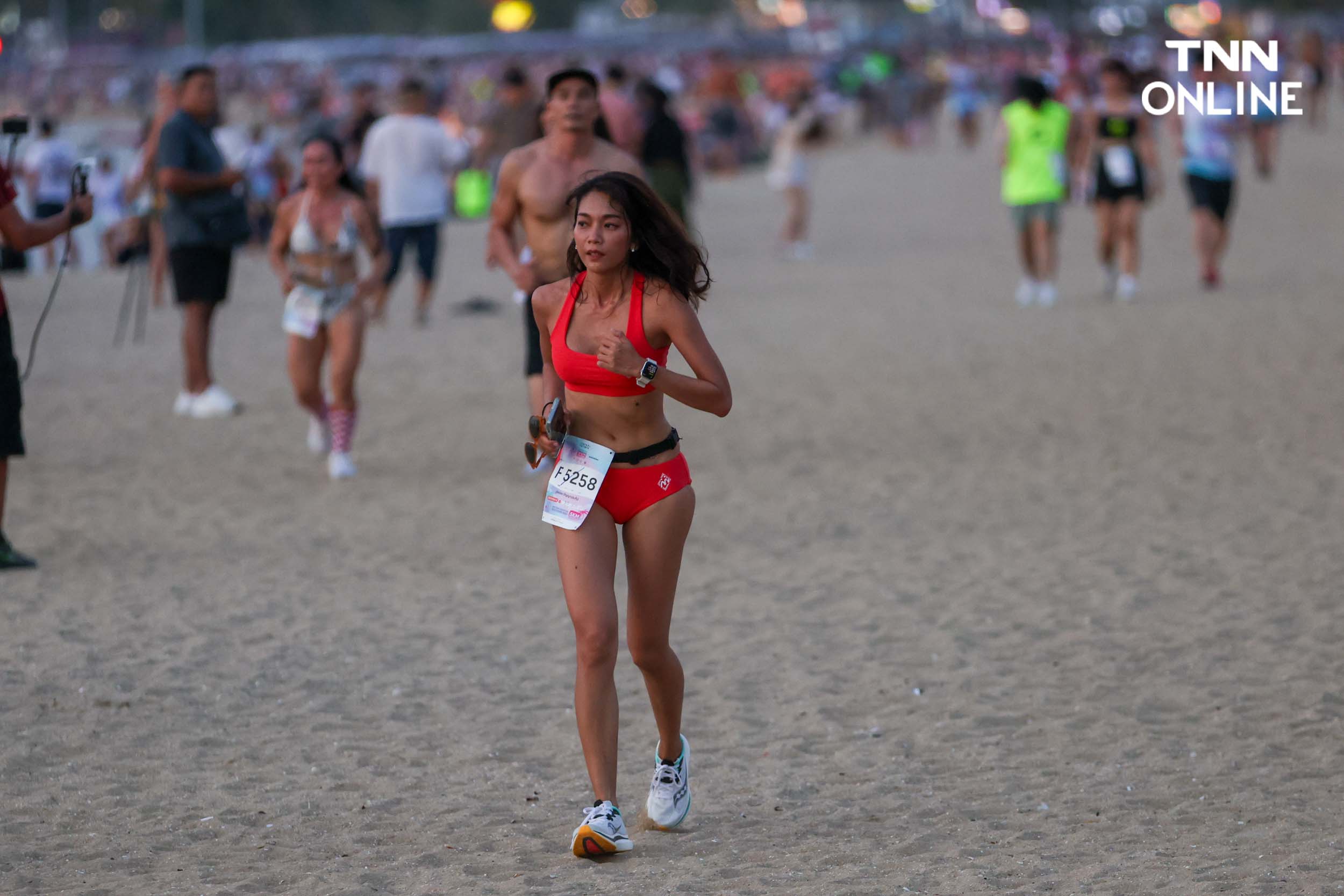 ใส่บิกินีอวดหุ่นสวย นักวิ่งกว่า 4,000 คน ร่วมวิ่งริมหาดพัทยา