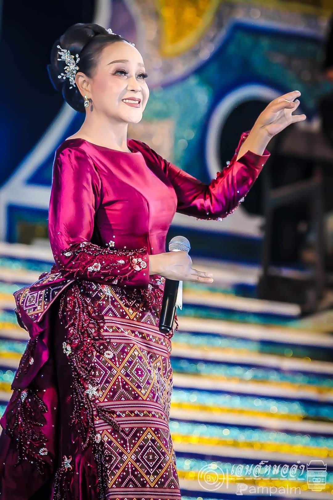 วัยรุ่นตีกันหน้าเวทีคอนเสิร์ต หมอลำเสียงอิสาน นกน้อย อุไรพร วัยรุ่นตีกันหน้าเวทีคอนเสิร์ต หมอลำเสียงอิสาน นกน้อย อุไรพร