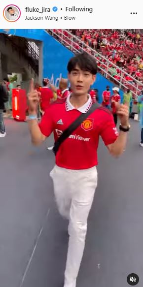 เหล่าคนดังคึกคัก เกาะติดขอบสนาม เชียร์ศึกแดงเดือด แมนยู-ลิเวอร์พูล
