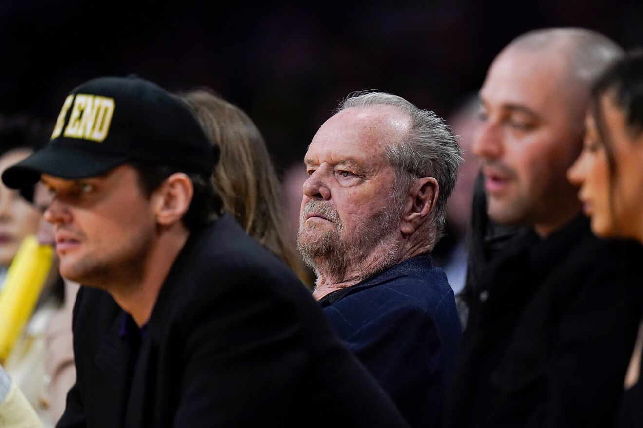 Jack Nicholson ไปชมการแข่งขันบาสเก็ตบอลครั้งแรกนับจากปี 2021 Jack Nicholson ไปชมการแข่งขันบาสเก็ตบอลครั้งแรกนับจากปี 2021