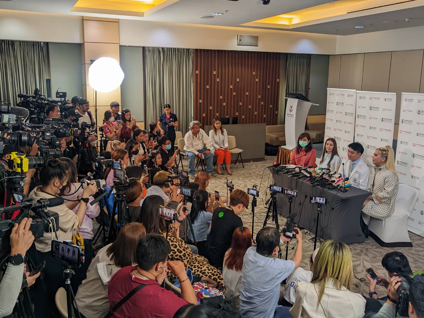 พ้นวิกฤต สื่อสารได้ ครอบครัว เอส กันตพงศ์ ตั้งโต๊ะแถลงอาการล่าสุดพร้อมทีมแพทย์ 