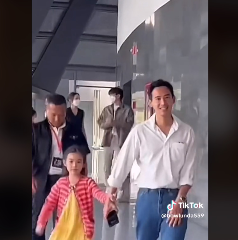 เปิดวาร์ป นนกุล หนุ่มหน้าใส มีคลิปเดินคุย ถือผ้าคลุมไหล่ให้ แอฟ ทักษอร