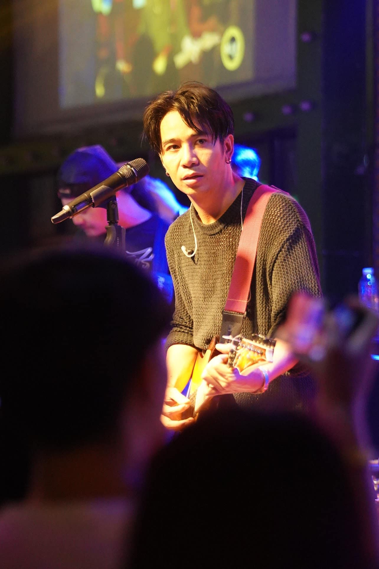 ตะลึงทั้งเวที แฟนคลับ ก้อง ห้วยไร่ ให้ วัวหัน-จระเข้หัน ทั้งตัวขณะแสดงบนเวที ตะลึงทั้งเวที แฟนคลับ ก้อง ห้วยไร่ ให้ วัวหัน-จระเข้หัน ทั้งตัวขณะแสดงบนเวที