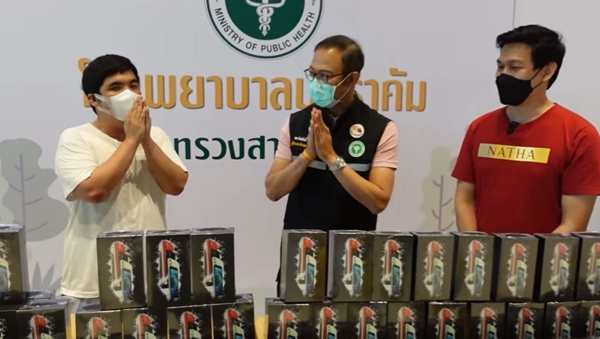 แจ๊ค แฟนฉัน ทำบุญบริจาคสิ่งของ และ โทรศัพท์ 100 เครื่องให้ รพ.บุษราคัม