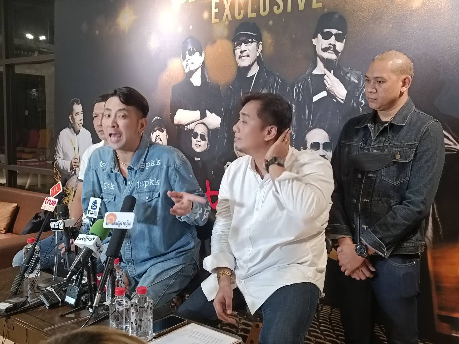 สาเหตุไม่รับคิวงานคู่! บอล เชิญยิ้ม เคลียร์ปมแตกหัก โชค ไทรถแห่ สาเหตุไม่รับคิวงานคู่! บอล เชิญยิ้ม เคลียร์ปมแตกหัก โชค ไทรถแห่