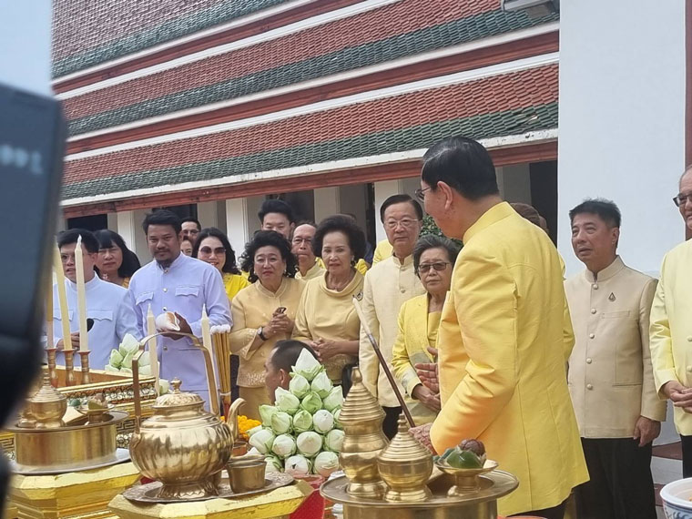 วุฒิสภาทอดผ้าป่าสมทบทุนบูรณะพระเจดีย์ภูเขาทอง ถวายในหลวง วุฒิสภาทอดผ้าป่าสมทบทุนบูรณะพระเจดีย์ภูเขาทอง ถวายในหลวง
