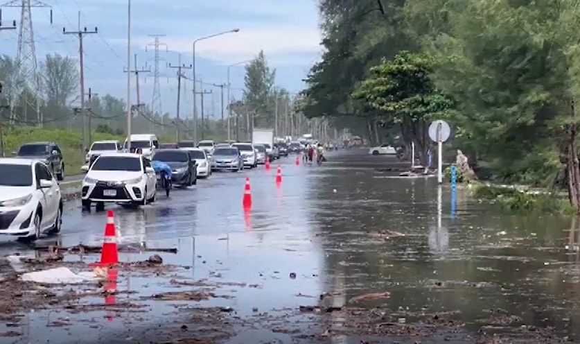 หาดทรายแก้ว เปิดภาพคลื่นสูงซัดน้ำทะเลท่วมถนนภูเก็ต จราจรติดขัด!