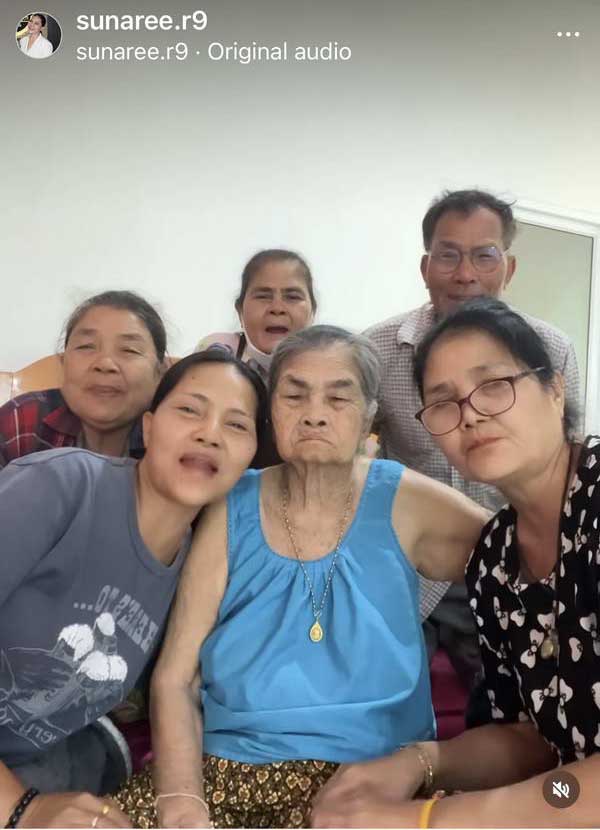 เปิดหมดใจ! สุนารี ราชสีมา ยอมทิ้งเงิน งดรับงาน เพื่อมาดูแลคุณแม่ป่วย เปิดหมดใจ! สุนารี ราชสีมา ยอมทิ้งเงิน งดรับงาน เพื่อมาดูแลคุณแม่ป่วย