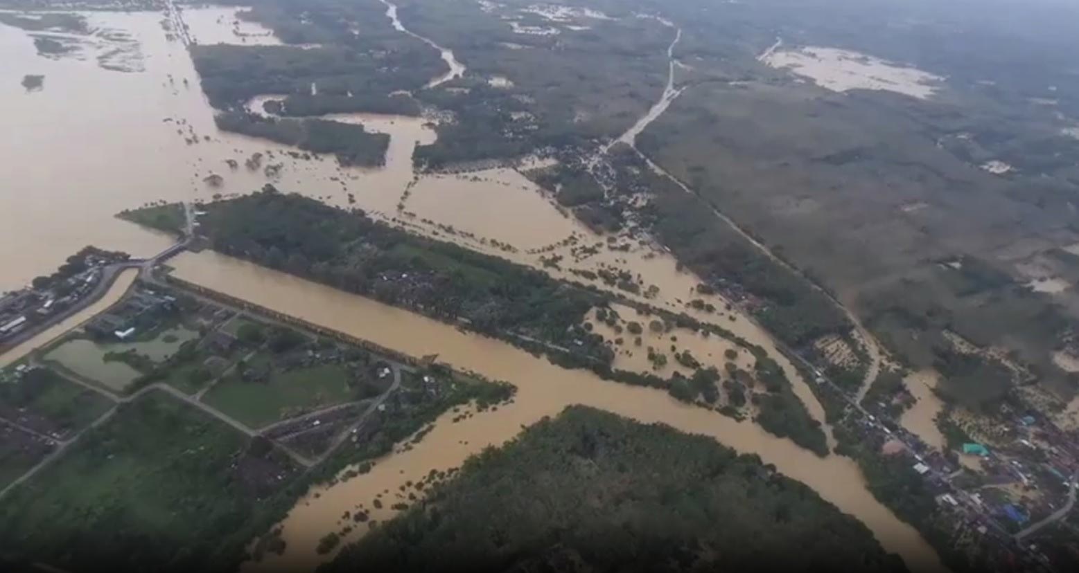 ภาพมุมสูง น้ำท่วมนราธิวาส กระแสน้ำไหลแรง ถนนหลายสายถูกตัดขาด บ้านเรือนพังเสียหาย ภาพมุมสูง น้ำท่วมนราธิวาส กระแสน้ำไหลแรง ถนนหลายสายถูกตัดขาด บ้านเรือนพังเสียหาย