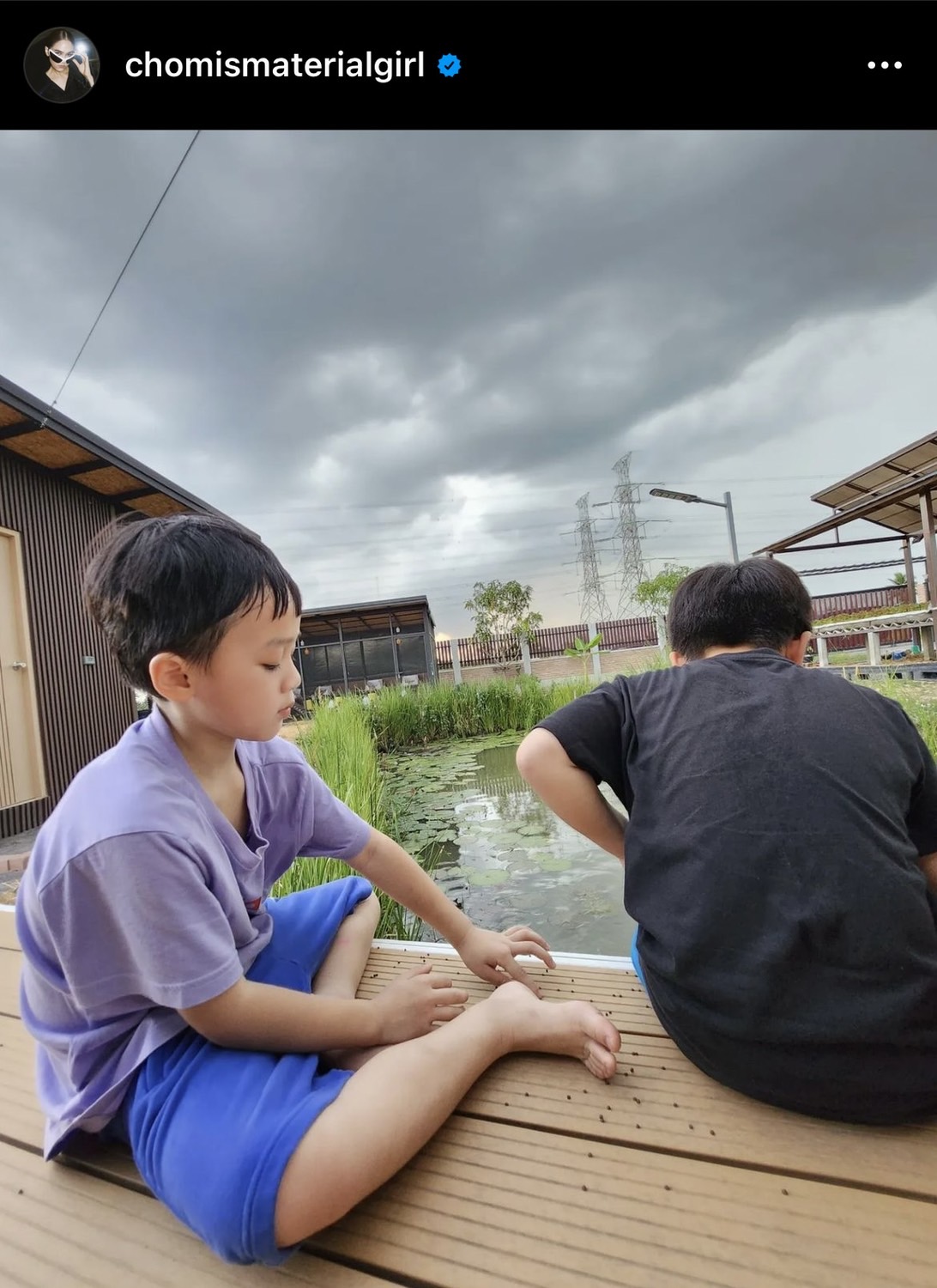 ทายาทหมื่นล้าน น้องพายุ ลูกชายพ่อน็อต-แม่ชม หอบฟางทำงานอย่างเซียน! ทายาทหมื่นล้าน น้องพายุ ลูกชายพ่อน็อต-แม่ชม หอบฟางทำงานอย่างเซียน!